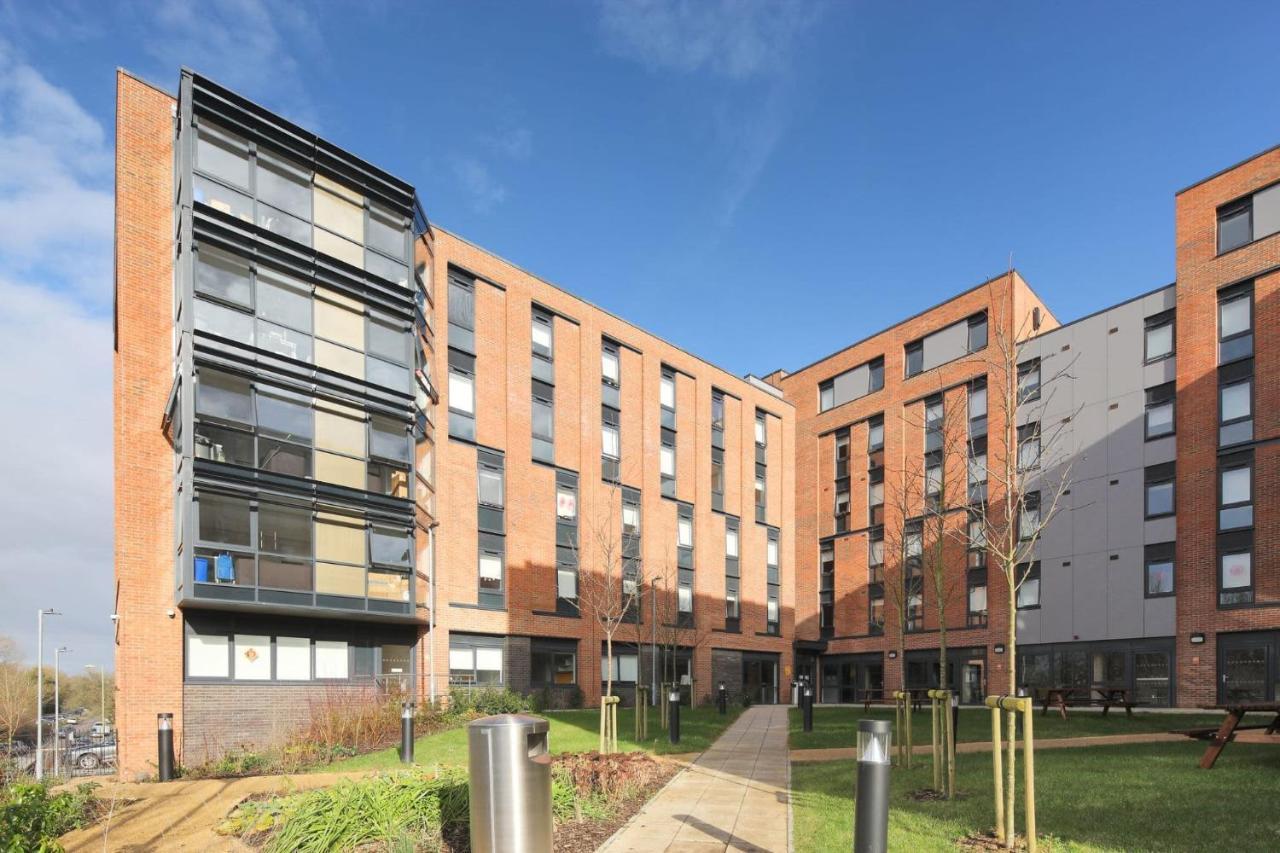 Student Only Riverside Way In Winchester Exterior photo